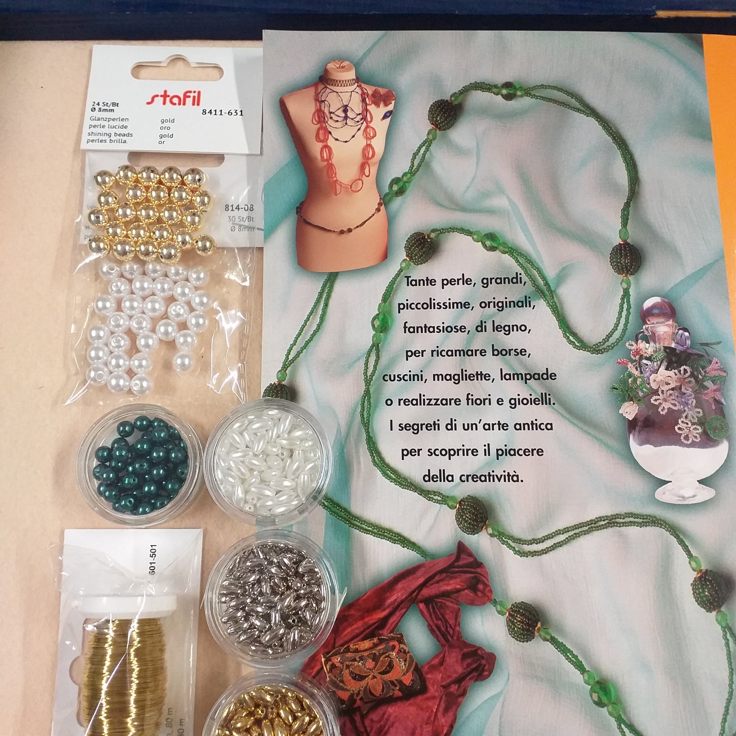 oggetti borse cuscini magliette lampade fiori gioielli di perle arte antica creatività filo ottone 0.30 mm olive oro argento bianche chicco di riso perle dorate turchese grandi per decorazioni kit materiali e manuale creare e decorare con perline retro copertina collana composizione su bottiglia vetro