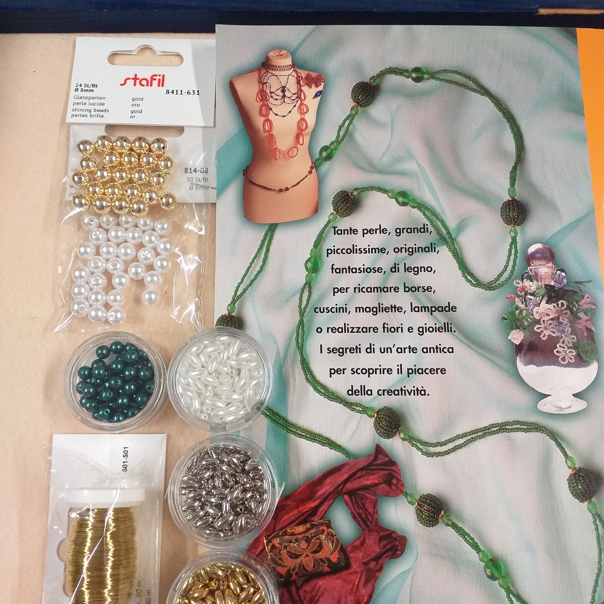 oggetti borse cuscini magliette lampade fiori gioielli di perle arte antica creatività filo ottone 0.30 mm olive oro argento bianche chicco di riso perle dorate turchese grandi per decorazioni kit materiali e manuale creare e decorare con perline retro copertina collana composizione su bottiglia vetro