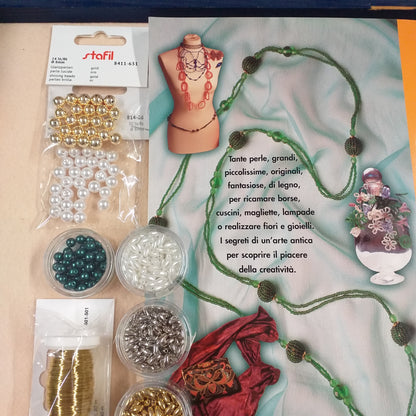 oggetti borse cuscini magliette lampade fiori gioielli di perle arte antica creatività filo ottone 0.30 mm olive oro argento bianche chicco di riso perle dorate turchese grandi per decorazioni kit materiali e manuale creare e decorare con perline retro copertina collana composizione su bottiglia vetro