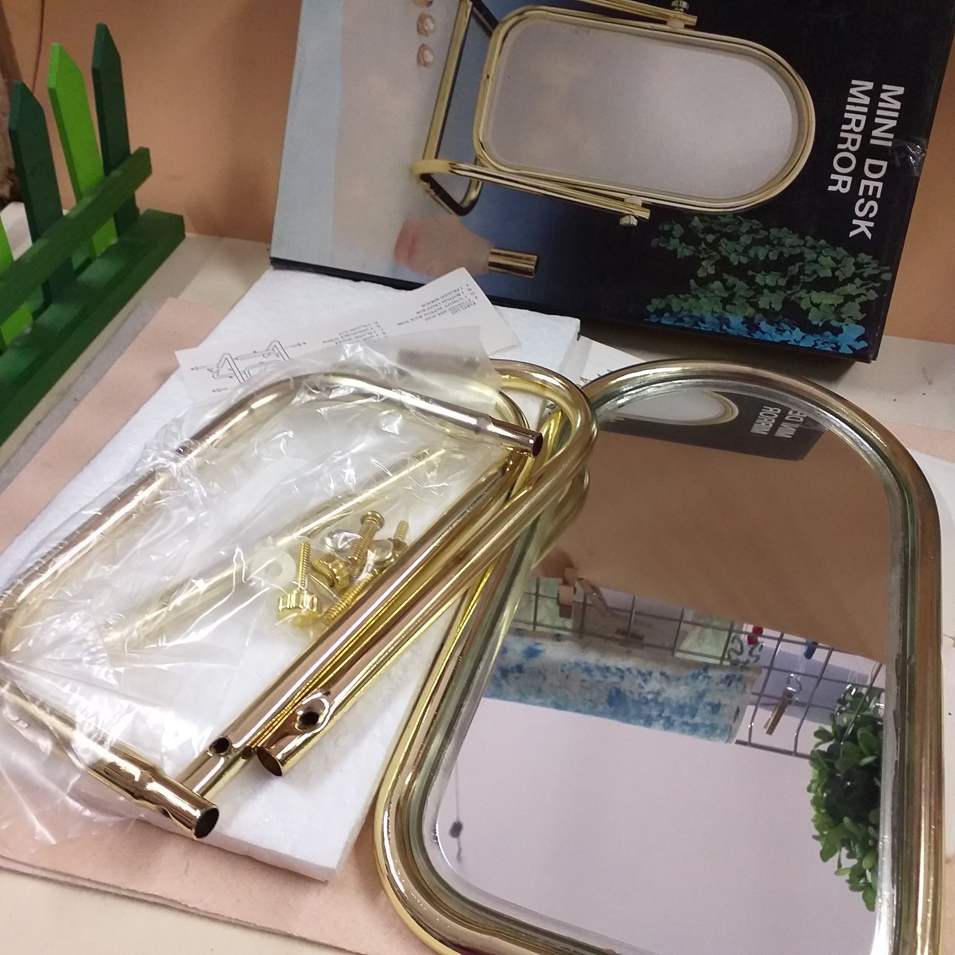 scatola e pezzi per montaggio kit mini desk mirror specchio da tavolo con base da appoggio ovale di metallo specchiera da cosmesi colore dorato con istruzioni