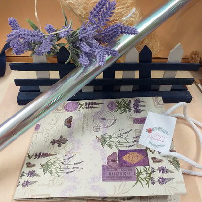 composizione kit costruire packaging confezione regalo festa della mamma tema lavanda shopper sportina carta borsa regalo stampata piantine rami fiori stampa vintage timbri mezzi di trasporto simboli della città di Parigi fiori finti artificiali paglietta legno cellophane confezionamento etichetta tag