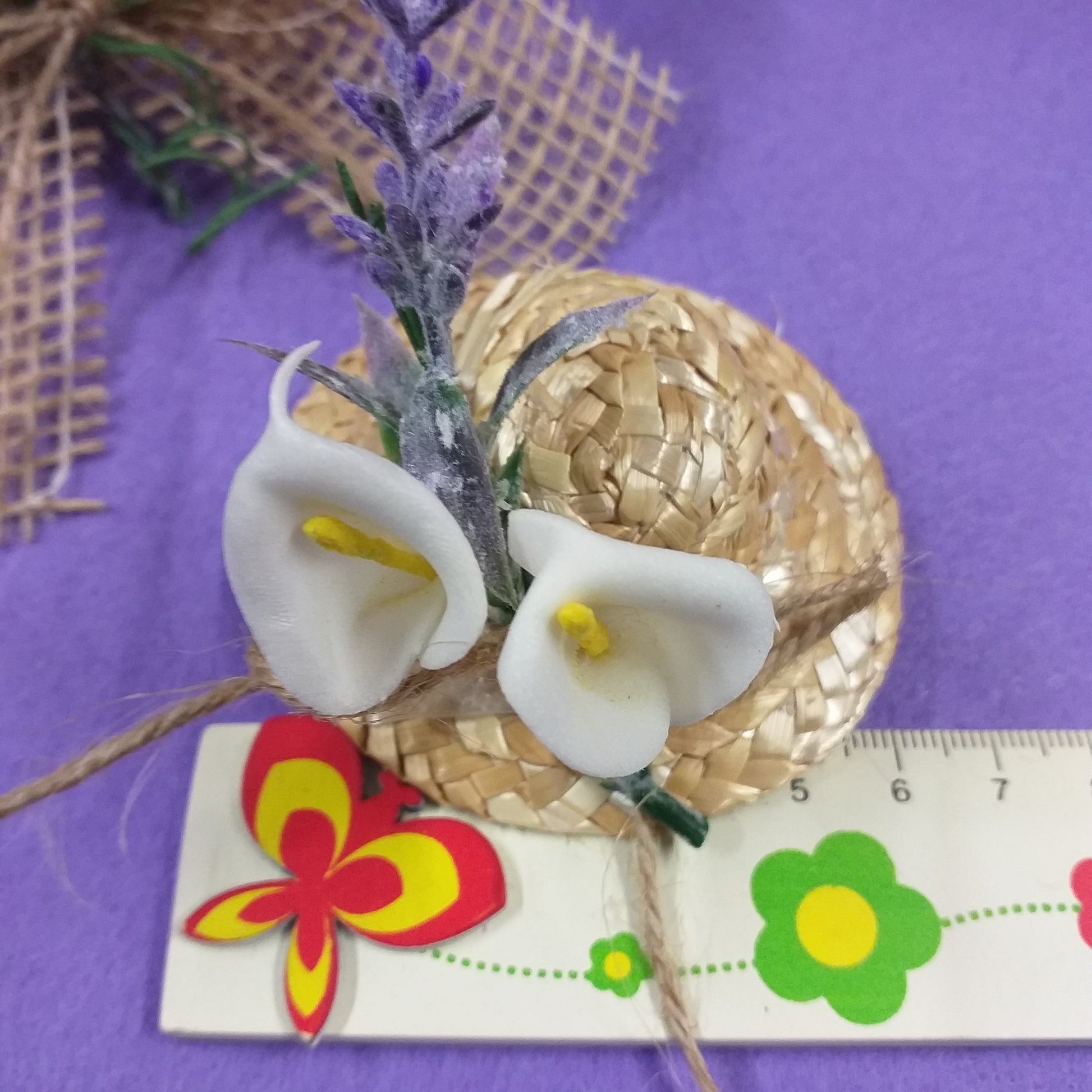 misure del mini cappellino paglia tema lavanda calle bianche juta corda segnaposto bomboniere matrimonio comunione cresima idee vetrina shop online