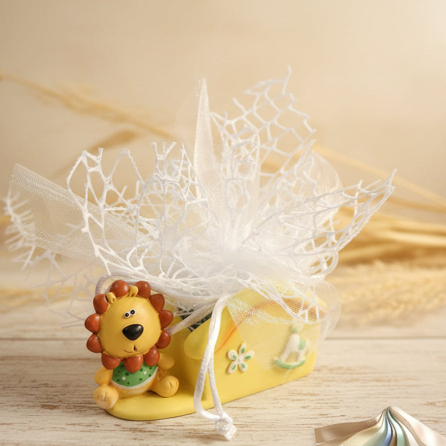 casetta leone confezionata confetti in sacchetto rete bianca per bomboniere battesimo babyshower nascita maschietto o femminuccia sotto il segno del leoncino allestimento savana
