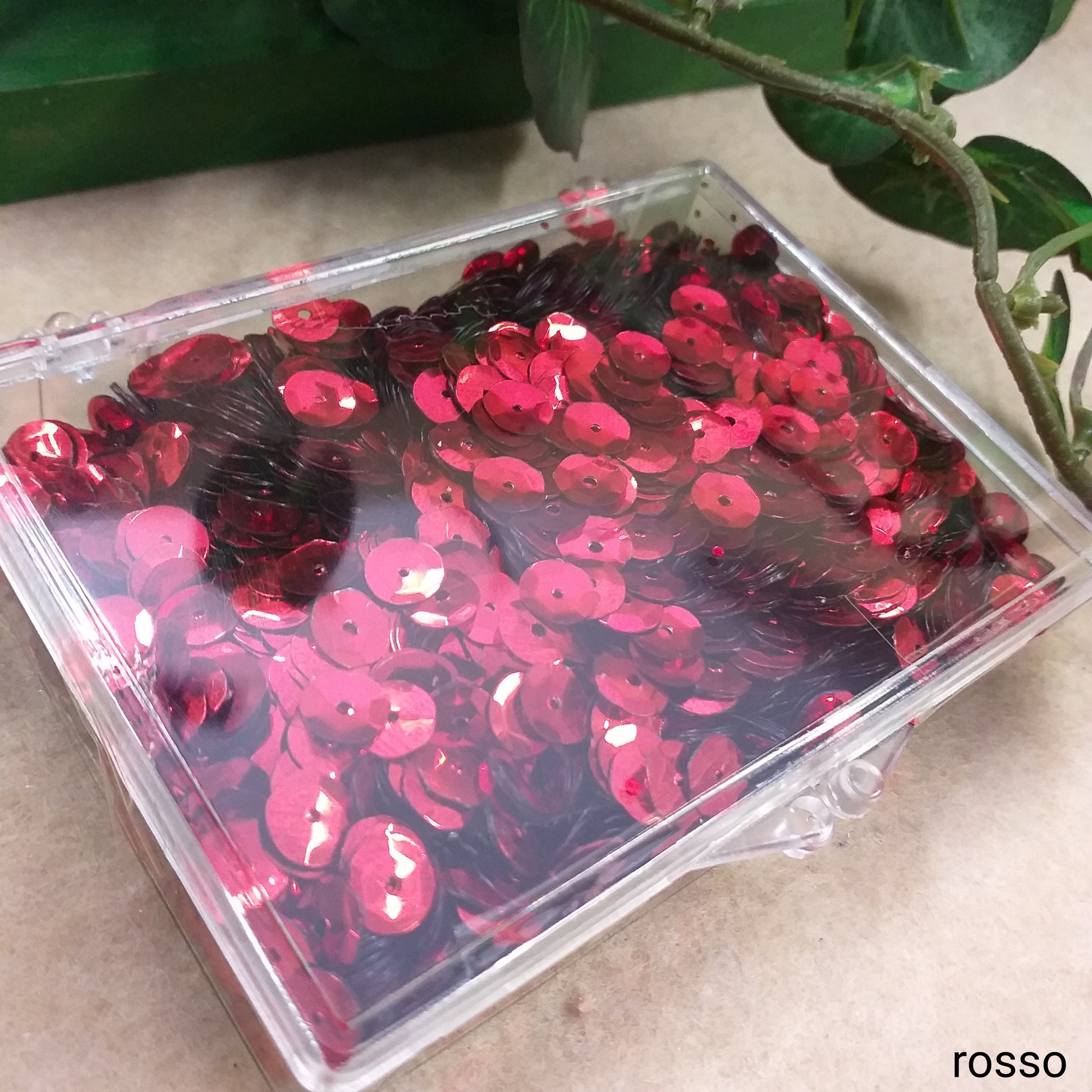 colore rosso paillettes lustrini ricamo moda abbigliamento mare estate uso ricamare costumi sandali borse bijoux di bigiotteria cappelli abiti da sera e teatro