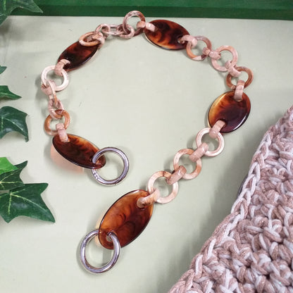 dall'alto colore beige marrone manico particolare di resina acrilica plastica catena decorativa per borsa a spalla uncinetto fatta a mano corda moschettoni anelli ganci finali