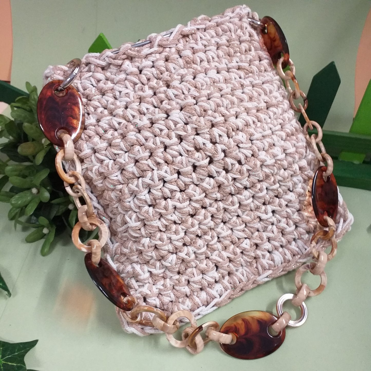 idea fai da te borsetta con colore beige marrone manico particolare di resina acrilica plastica catena decorativa per borsa a spalla uncinetto fatta a mano corda moschettoni anelli ganci finali