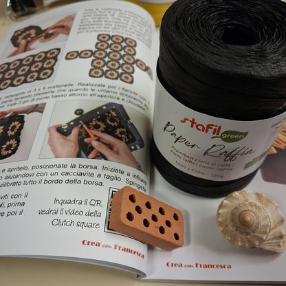 collezione Crea con Francesca manuale sulle borse uncinetto di rafia come assemblare manufatto e chiusura legno, evidenzio QR per vedere il video tutorial coperto con mattoncino