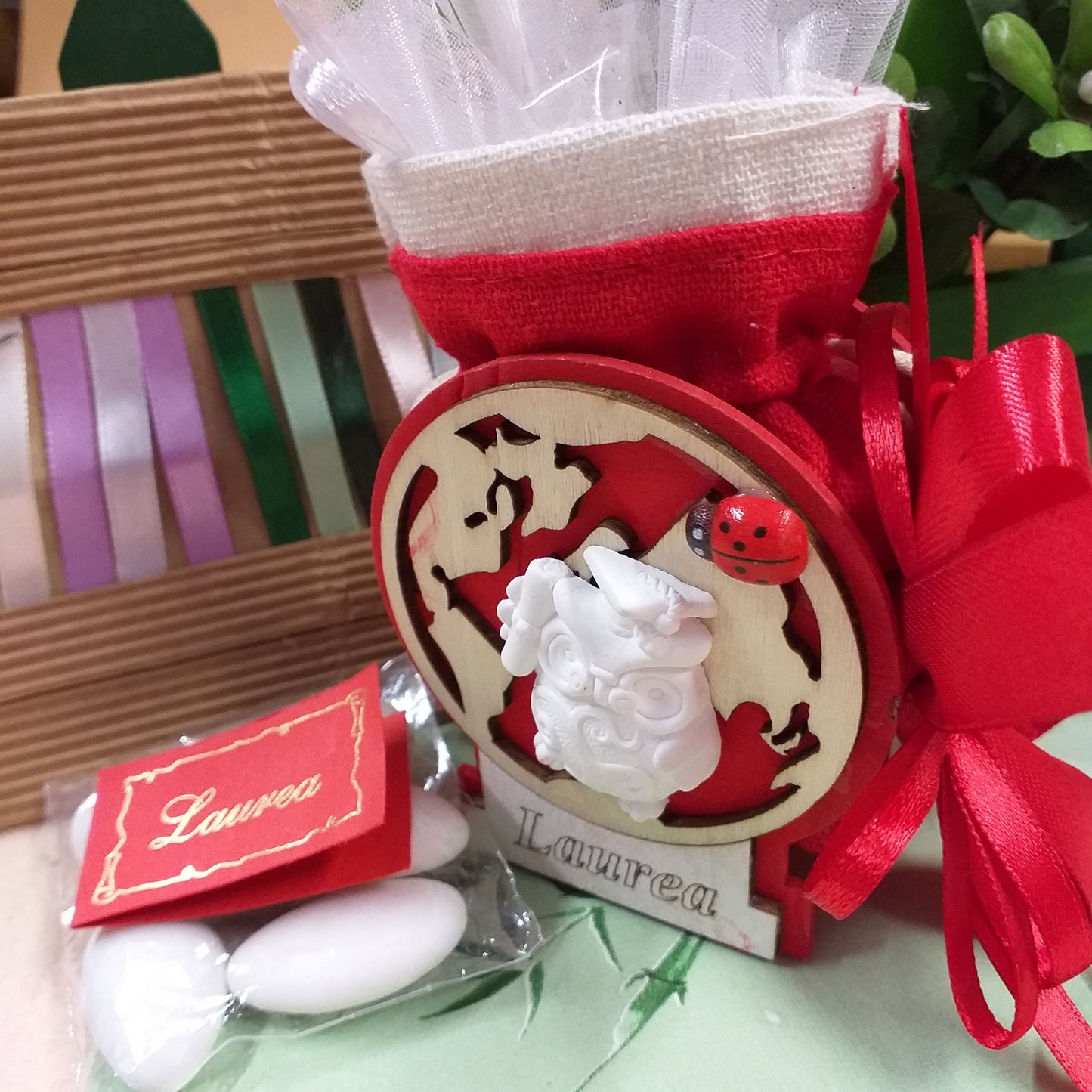 coccarda rossa e portaconfetti piantina forma mappamondo globo legno naturale rosso scritta laurea coccinella portafortuna gufo saggio gessetto sacchettino juta lino bomboniera confezionata o kit fai da te nastri tulle confetti bigliettino