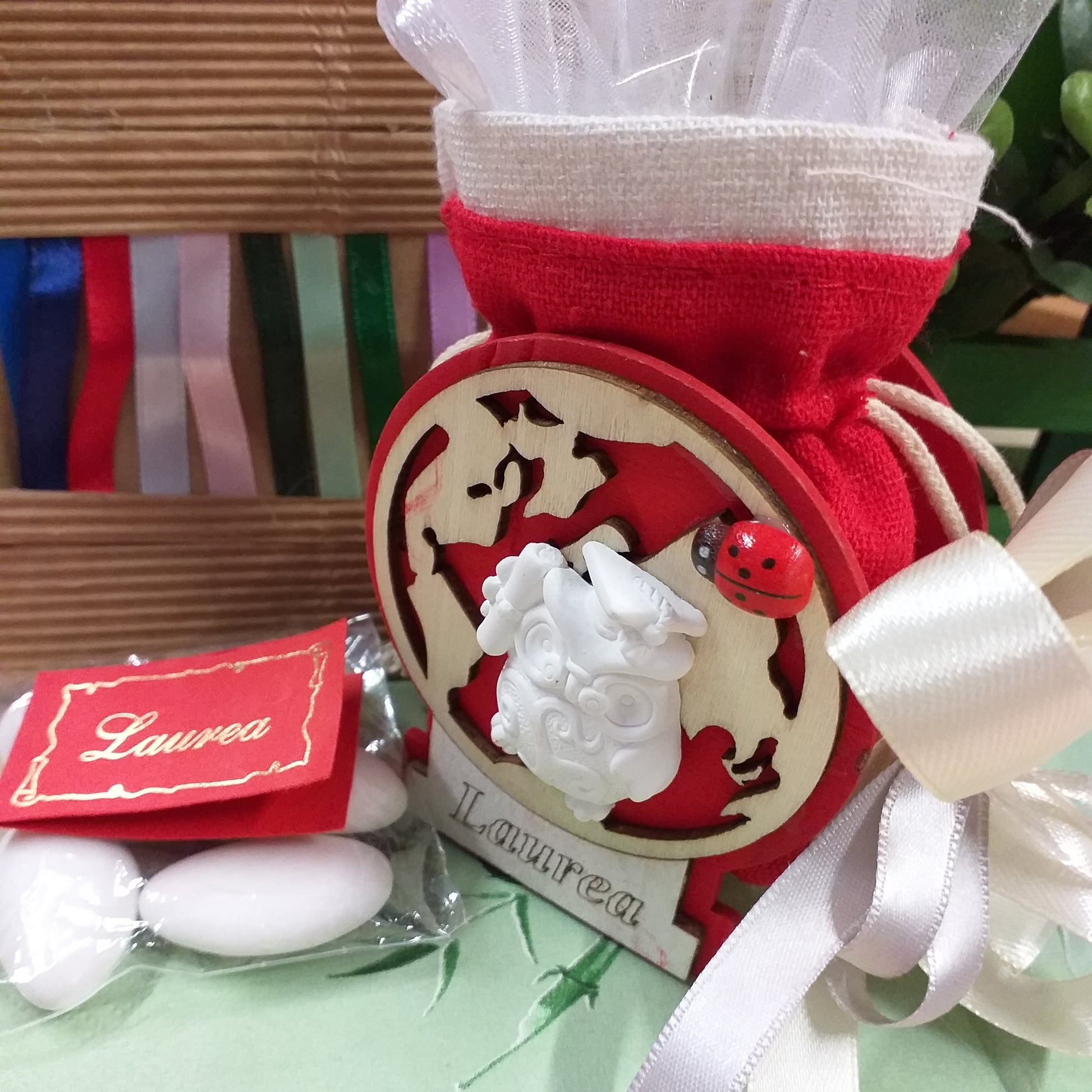 coccarda bianca e portaconfetti piantina forma mappamondo globo legno naturale rosso scritta laurea coccinella portafortuna gufo saggio gessetto sacchettino juta lino bomboniera confezionata o kit fai da te nastri tulle confetti bigliettino