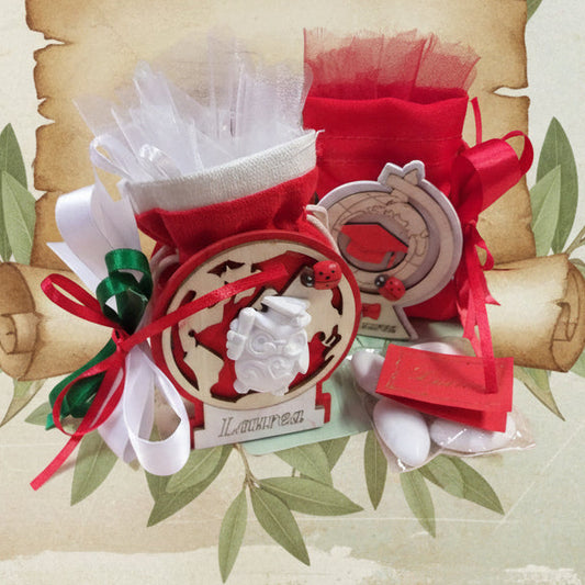portaconfetti piantina forma mappamondo globo legno naturale rosso scritta laurea coccinella portafortuna cappello tocco gufo saggio gessetto sacchettino juta lino bomboniera confezionata o kit fai da te nastri tulle confetti bigliettino
