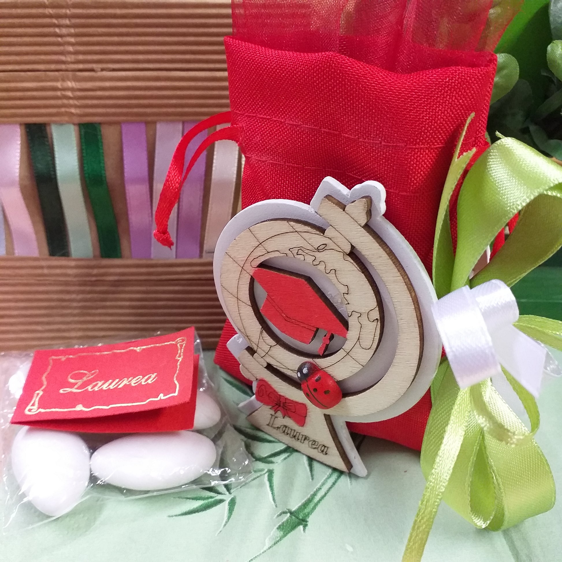 coccarda verde e portaconfetti piantina forma mappamondo globo legno naturale rosso scritta laurea coccinella portafortuna tocco cappello sacchettino juta lino bomboniera confezionata o kit fai da te nastri tulle confetti bigliettino