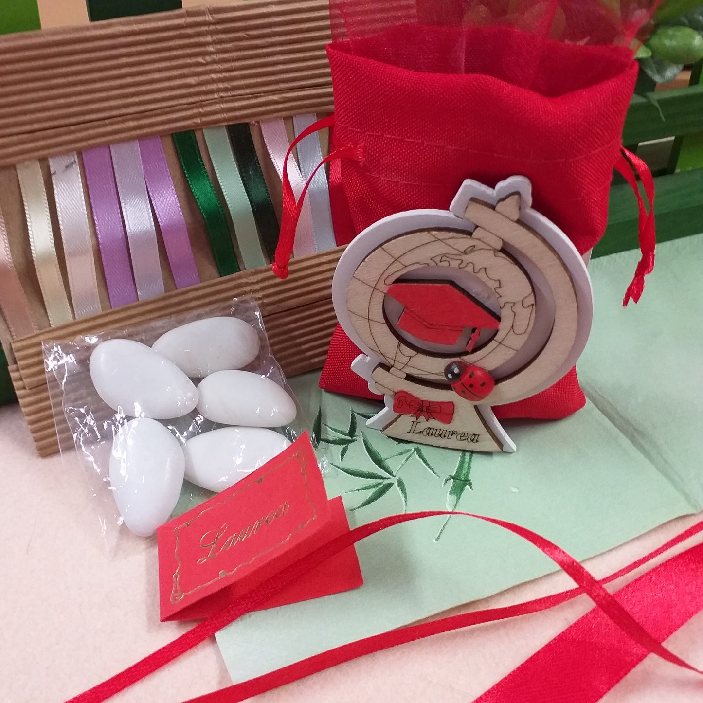 nastrini e portaconfetti piantina forma mappamondo globo legno naturale rosso scritta laurea coccinella portafortuna tocco cappello sacchettino juta lino bomboniera confezionare kit fai da te nastri tulle confetti bigliettino