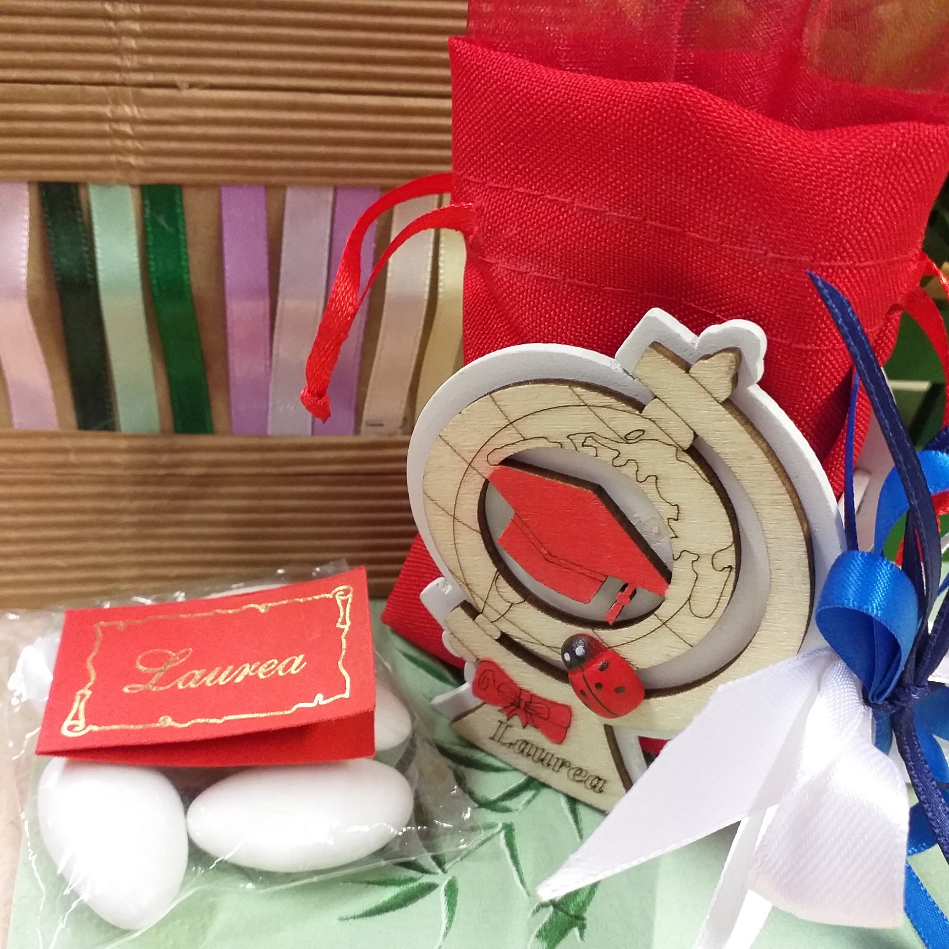 coccarda bianca blu e portaconfetti piantina forma mappamondo globo legno naturale rosso scritta laurea coccinella portafortuna tocco cappello sacchettino juta lino bomboniera confezionata o kit fai da te nastri tulle confetti bigliettino