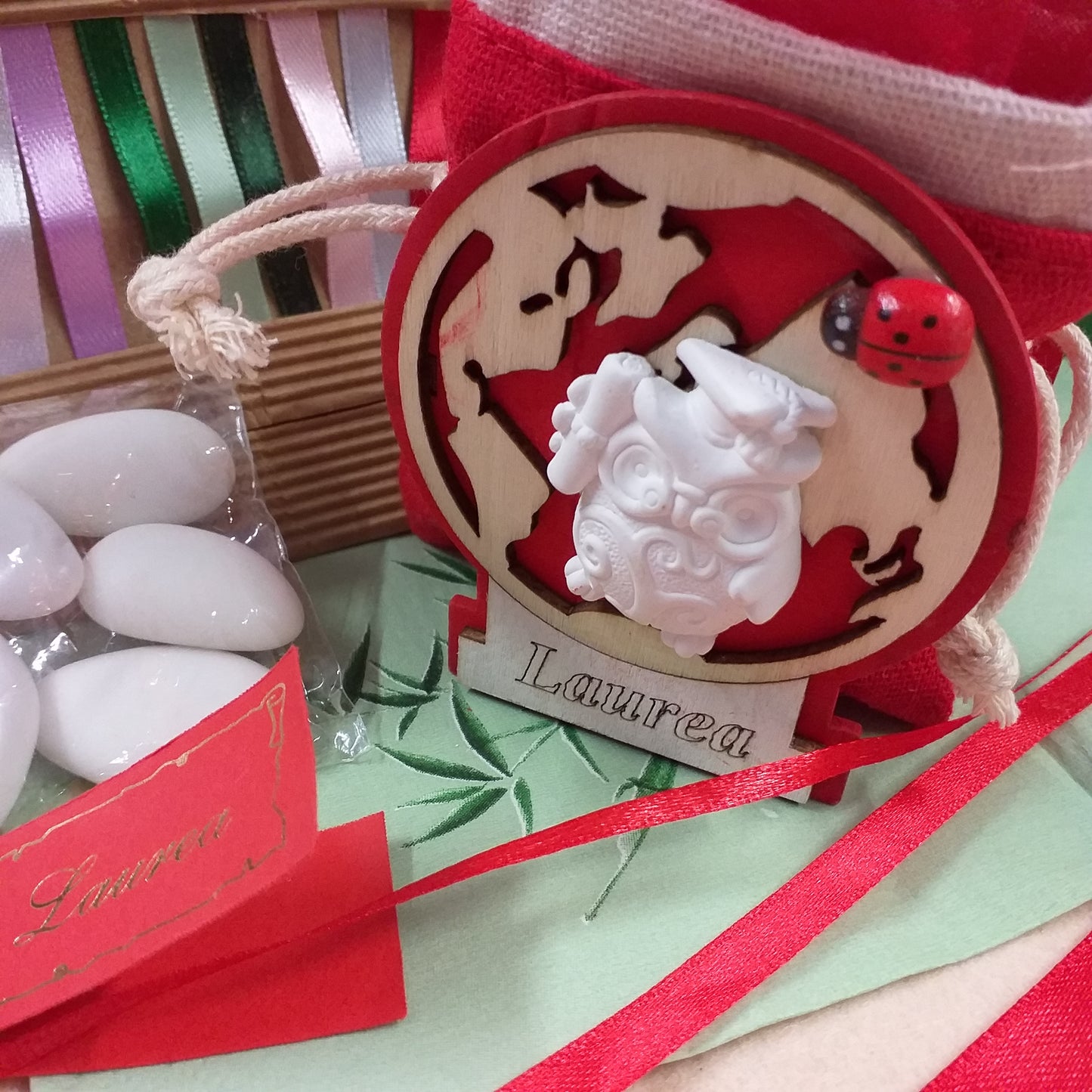 packaging e portaconfetti piantina forma mappamondo globo legno naturale rosso scritta laurea coccinella portafortuna gufo saggio gessetto sacchettino juta lino bomboniera da confezionare kit fai da te nastri tulle confetti bigliettino