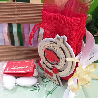 coccarda beige e portaconfetti piantina forma mappamondo globo legno naturale rosso scritta laurea coccinella portafortuna tocco cappello sacchettino juta lino bomboniera confezionata o kit fai da te nastri tulle confetti bigliettino