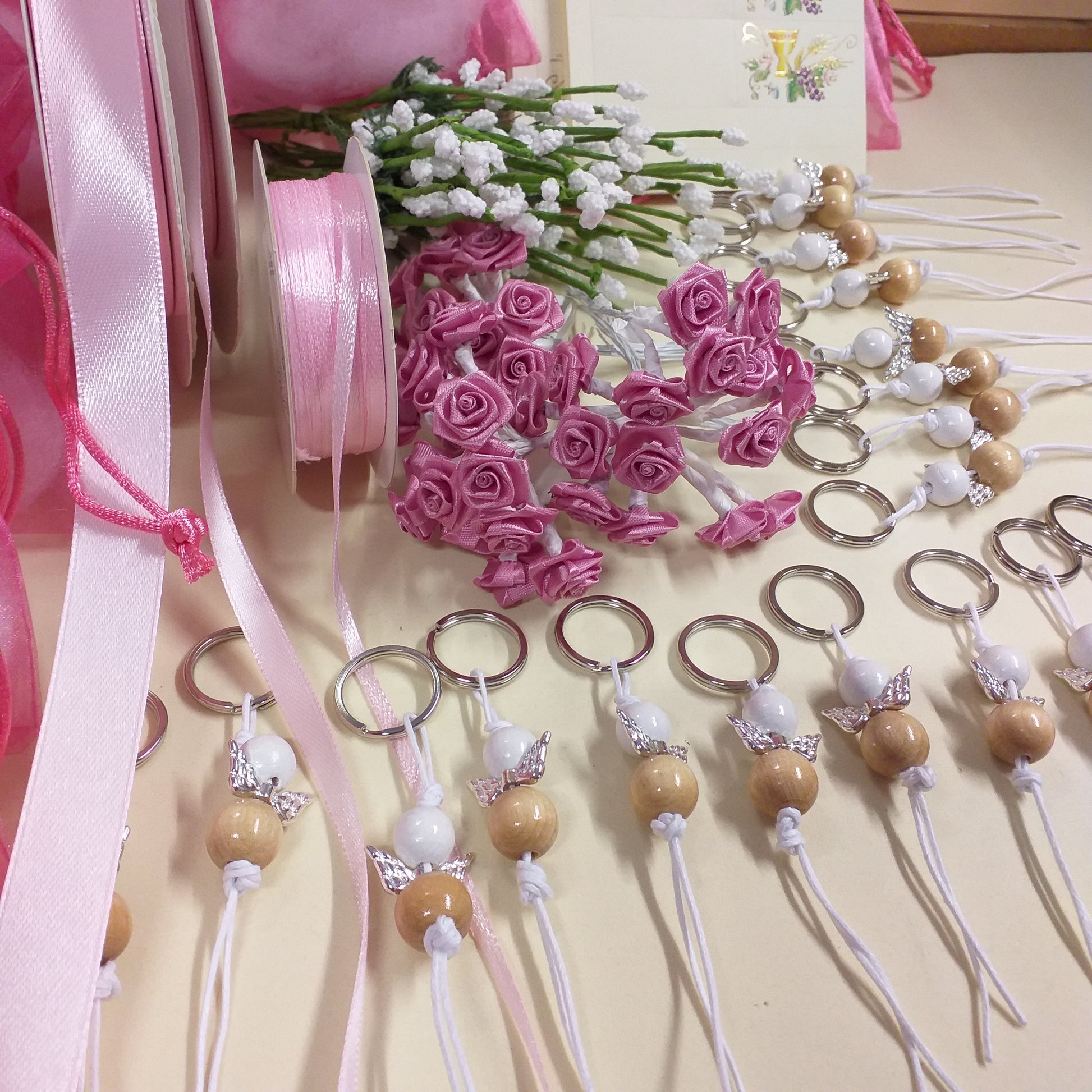 bigliettini Prima Comunione velo di sposa roselline rosa materiali nastrini per confezionare portachiavi legno angioletti angeli realizzati a mano con perle e perline ali di metallo