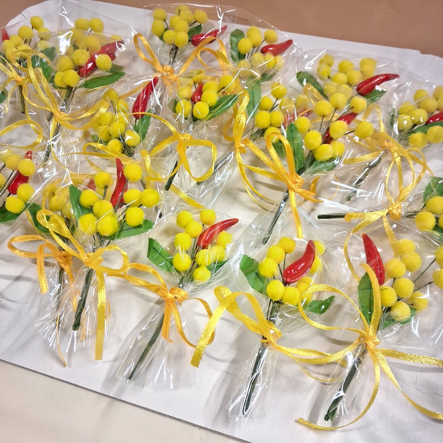 composizione peperoncino per allestimento con mazzetto finto festa della donna bouquet confezionato rametto mazzolino mimosa gialla foglie uso chiudipacco segnaposto bomboniera regalino gadget pensierino idea regalo originale particolare vassoio