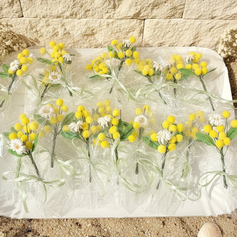 vassoio con mazzetto festa della donna bouquet confezionato rametto mazzolino mimosa gialla foglie uso chiudipacco segnaposto bomboniera regalino gadget pensierino idea regalo originale particolare