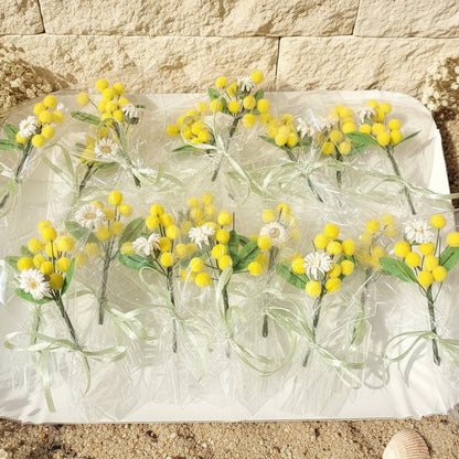 vassoio con mazzetto festa della donna bouquet confezionato rametto mazzolino mimosa gialla foglie uso chiudipacco segnaposto bomboniera regalino gadget pensierino idea regalo originale particolare