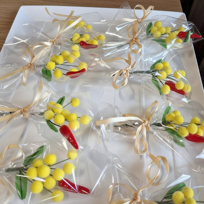 allestimento con peperoncini e mazzetto festa della donna bouquet confezionato rametto mazzolino mimosa gialla foglie uso chiudipacco segnaposto bomboniera regalino gadget pensierino idea regalo originale particolare