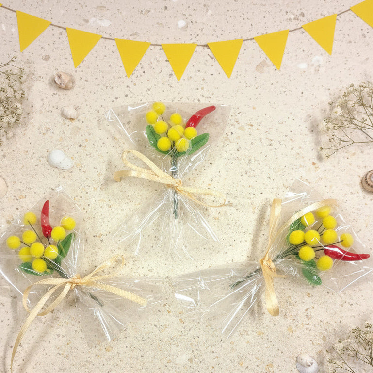 peperoncini e mazzetto festa della donna bouquet confezionato rametto mazzolino mimosa gialla foglie uso chiudipacco segnaposto bomboniera regalino gadget pensierino idea regalo originale particolare