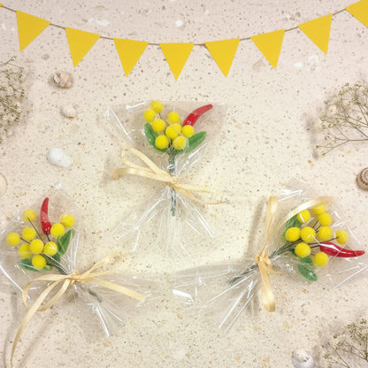peperoncini e mazzetto festa della donna bouquet confezionato rametto mazzolino mimosa gialla foglie uso chiudipacco segnaposto bomboniera regalino gadget pensierino idea regalo originale particolare