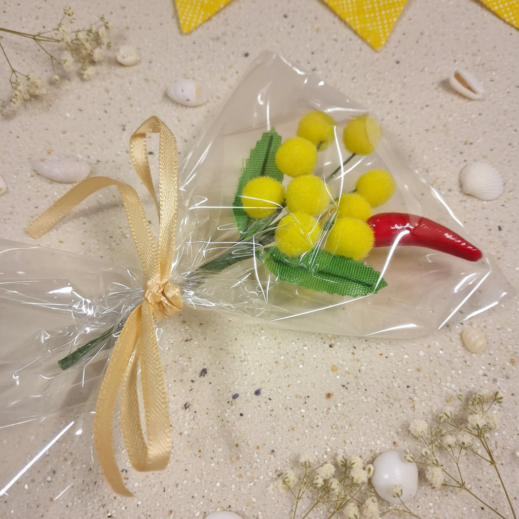 fai da te mazzetto finto festa della donna bouquet confezionato rametto mazzolino mimosa gialla e peperoncino foglie uso chiudipacco segnaposto bomboniera regalino gadget pensierino idea regalo originale particolare
