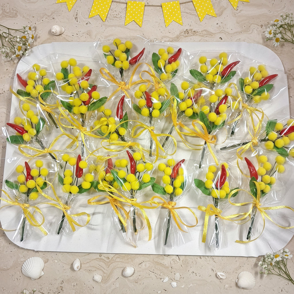vassoio con peperoncino e mazzetto finto festa della donna bouquet confezionato rametto mazzolino mimosa gialla foglie uso chiudipacco segnaposto bomboniera regalino gadget pensierino idea regalo originale particolare