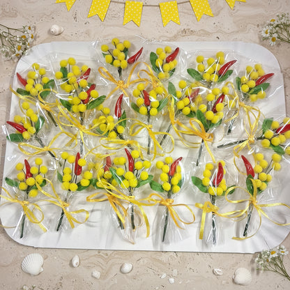 vassoio con peperoncino e mazzetto finto festa della donna bouquet confezionato rametto mazzolino mimosa gialla foglie uso chiudipacco segnaposto bomboniera regalino gadget pensierino idea regalo originale particolare
