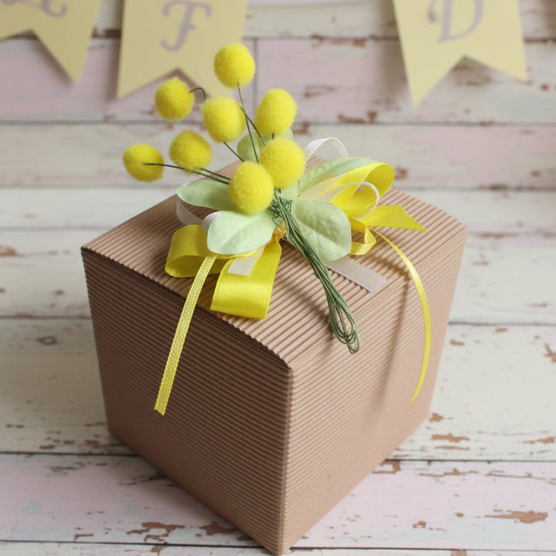 come confezionare scatola regalo onda avana con pick mazzolino bouquet piccolo miniatura fiori mimosa finta artificiale di ciniglia gialla pistilli foglie uso segnaposto chiudipacco regalo decorazioni fioristi festa della donna 8 marzo