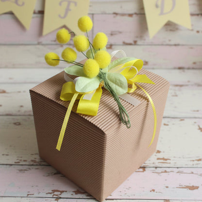 come confezionare scatola regalo onda avana con pick mazzolino bouquet piccolo miniatura fiori mimosa finta artificiale di ciniglia gialla pistilli foglie uso segnaposto chiudipacco regalo decorazioni fioristi festa della donna 8 marzo