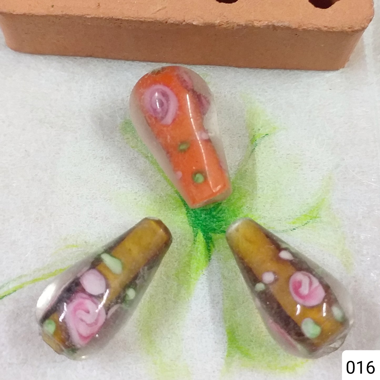 forma gocce con fiorellini roselline colore ambra ocra arancio foglie di vetro perle forme particolari a lume stile murano per fai da te bijoux gioielli bigiotteria