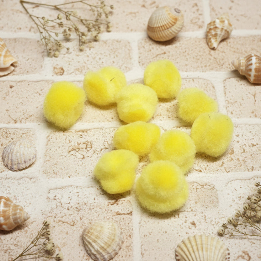 lotto pompon gialli ciniglia 8 marzo auguri con mimosa artificiale e fai da te festa della donna decorazioni casa vetrina negozio idee regalo packaging vetrinistica