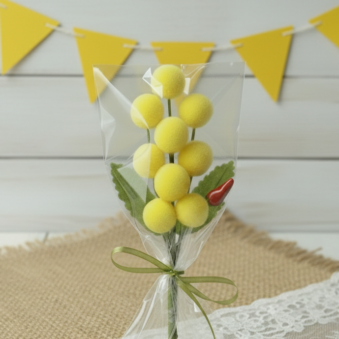 primo piano segnaposto mazzetto mazzolino pick piccolo mimosa finta artificiale confezionata con foglie boccioli pistilli peperoncino in sacchetto trasparente per mini bouquet festa della donna 8 marzo idea regalo