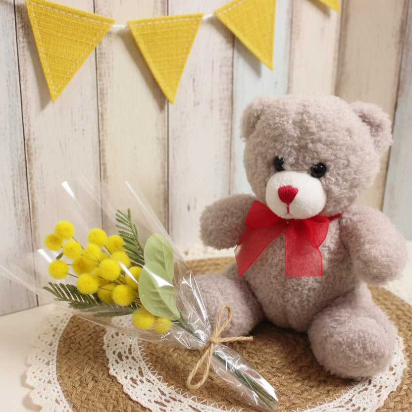come confezionare orsetto peluche teddy bear con pick mazzolino bouquet piccolo miniatura fiori mimosa finta artificiale di ciniglia gialla pistilli foglie uso segnaposto chiudipacco regalo decorazioni fioristi festa della donna 8 marzo