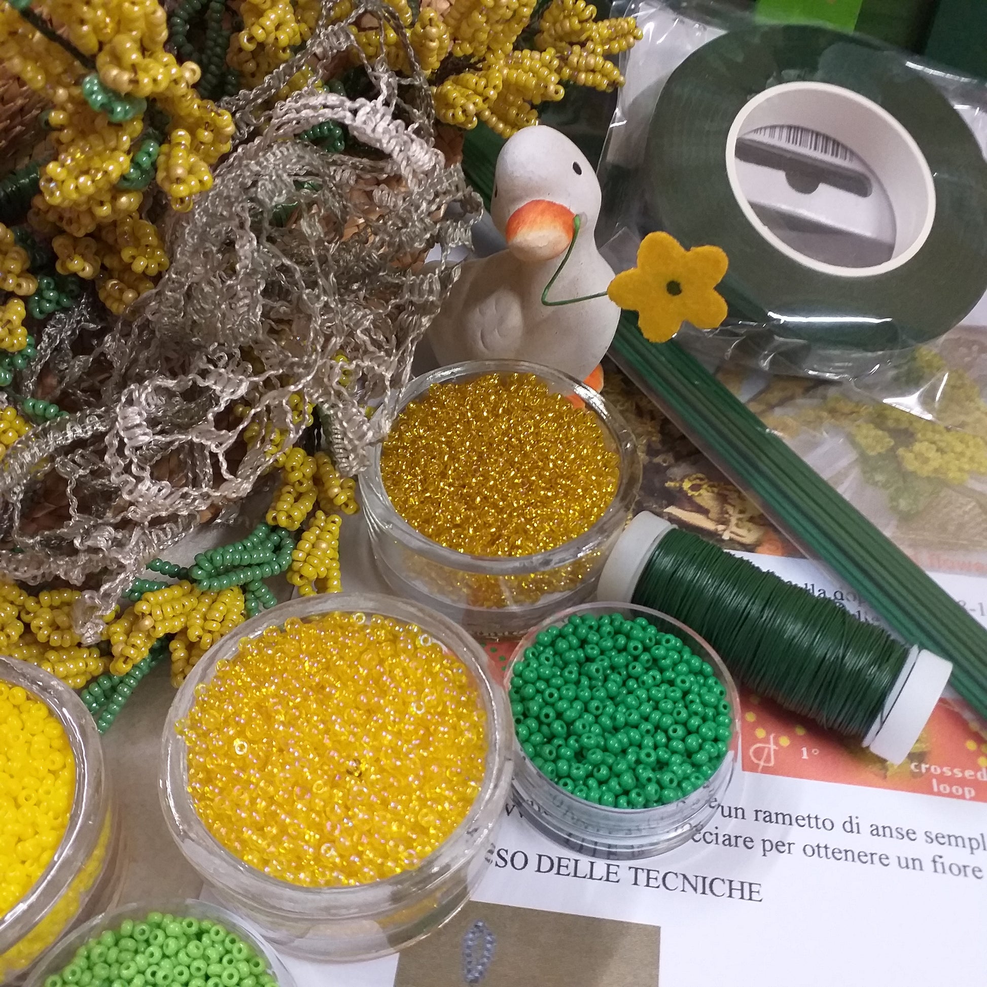 mimosa forsizia doppia ansa hobby perline vetro conteria veneziana di perle rocailles gialle verdi per creare kit fai da te papere bianche fili steli guttaperca stemtex verde istruzioni foto