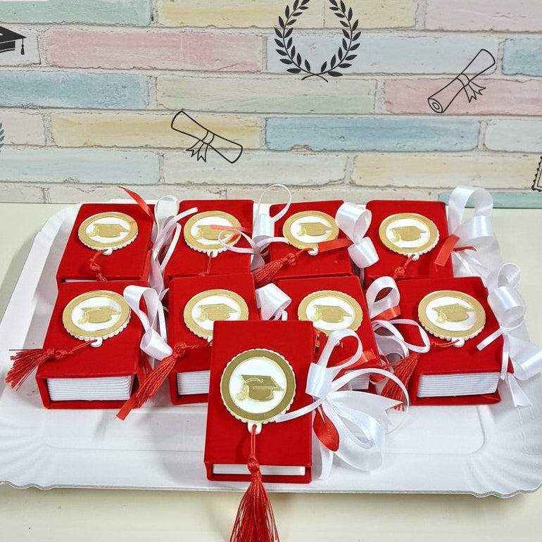 vassoio scatoline originale portaconfetti bomboniere laurea segnaposto festa confezionate confetti bigliettino personalizzabile con colore nastrino raso, allestimento tocco cappello e nappina muro con simboli grafici pergamena corona alloro
