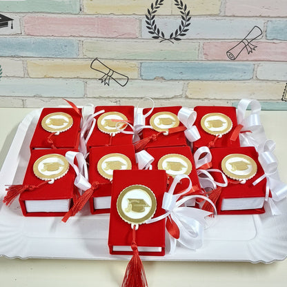 vassoio scatoline originale portaconfetti bomboniere laurea segnaposto festa confezionate confetti bigliettino personalizzabile con colore nastrino raso, allestimento tocco cappello e nappina muro con simboli grafici pergamena corona alloro