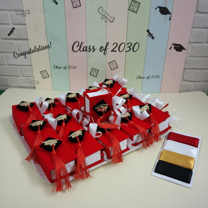 congratulations scatoline originale portaconfetti bomboniera laurea segnaposto festa confezionata confetti bigliettino personalizzabile con colore nastrino raso, allestimento tocco cappello e nappina muro con simboli grafici pergamena