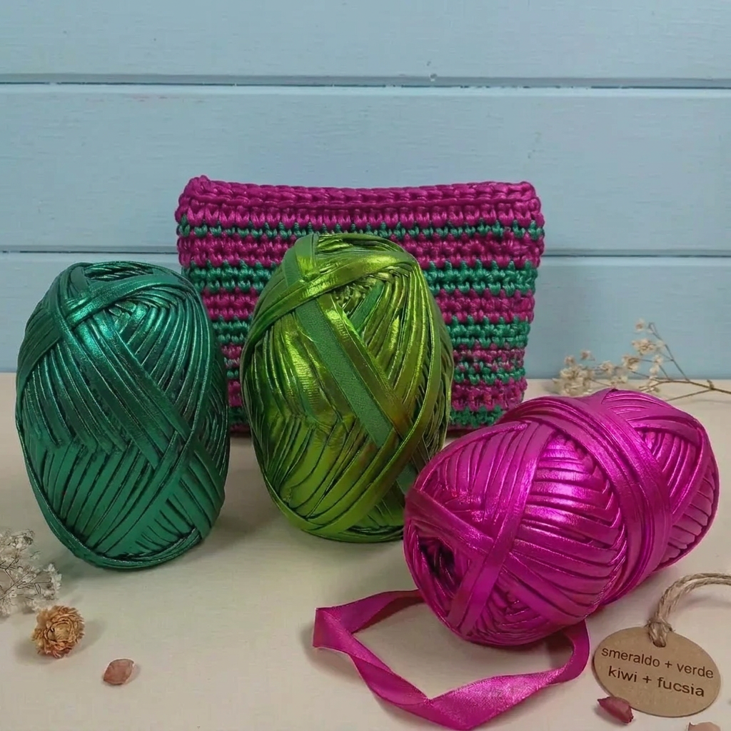 smeraldo fucsia verde kiwi fettuccia lycra laminata metallizzata lamè lurex gomitoli uso uncinetto ferri da maglia pochette clutch bags portamonete portaocchiali