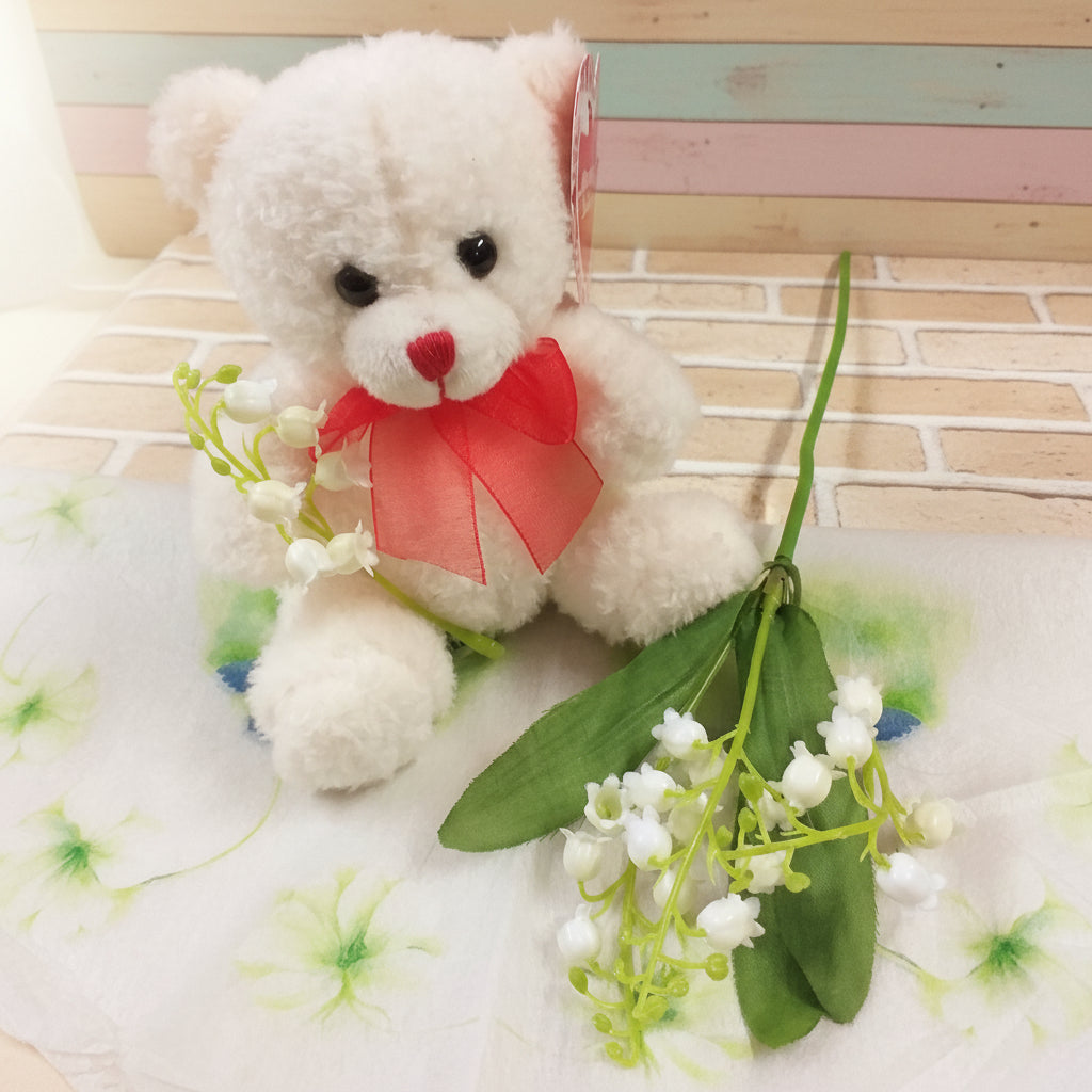 idea creare composizione decorazione orsetto peluche e rametto pick mughetti bianchi fiori finti artificiali per fai da te bomboniere allestimento matrimonio centrotavola floreali vetrine