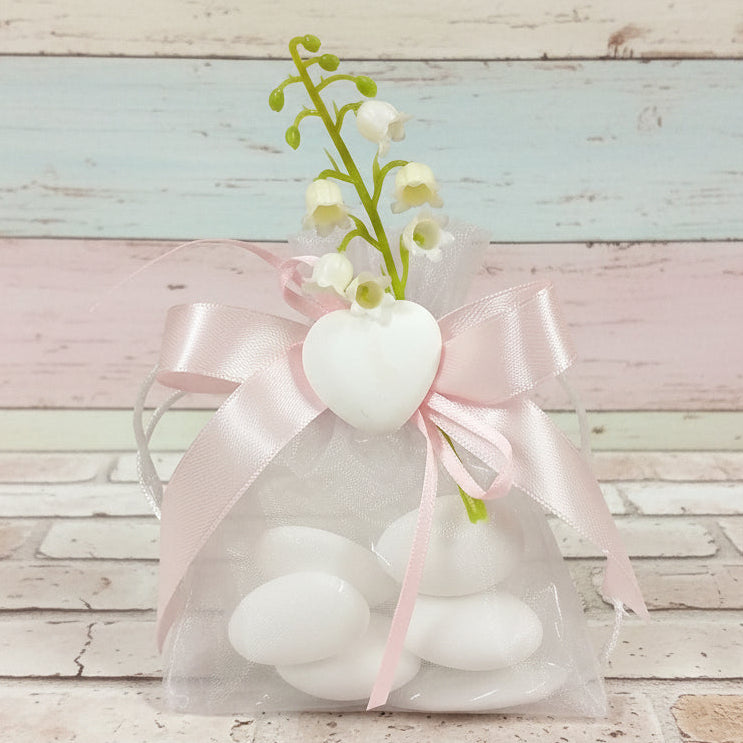 idea creare composizione decorazione sacchettino confetti e rametto pick mughetti bianchi fiori finti artificiali per fai da te bomboniere allestimento matrimonio centrotavola floreali vetrine