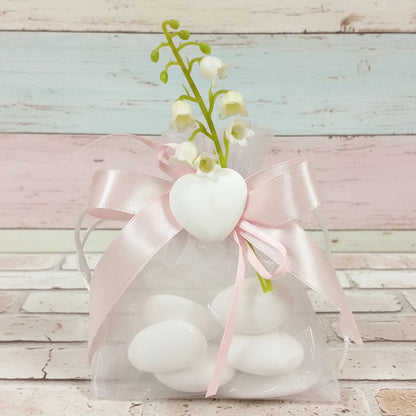 idea creare composizione decorazione sacchettino confetti e rametto pick mughetti bianchi fiori finti artificiali per fai da te bomboniere allestimento matrimonio centrotavola floreali vetrine