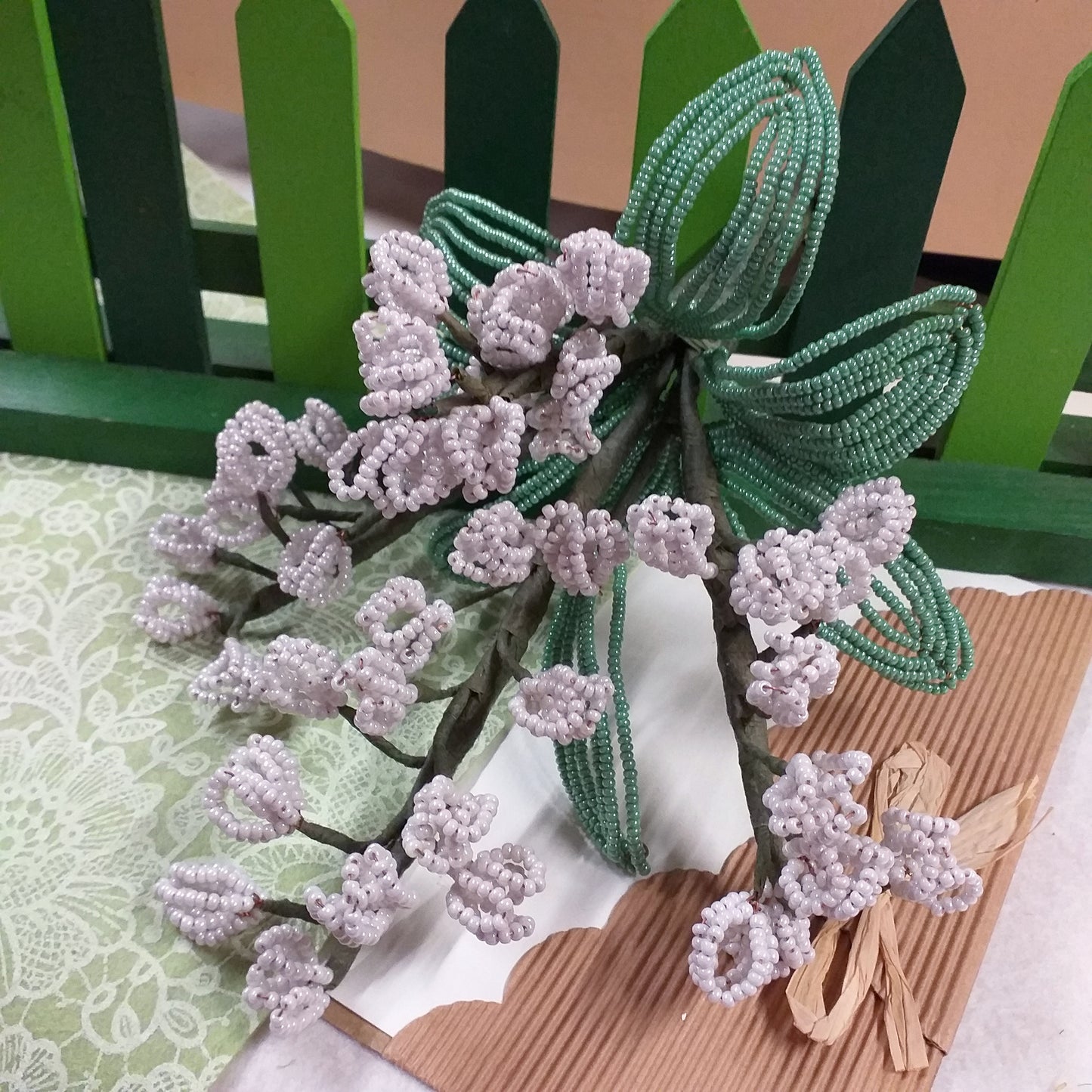 cosa realizzare con kit materiali occorrente foto tutorial spiegazioni creare mughetti perline fiori bianchi per bomboniere matrimonio bouquet sposa centrotavola rocailles beads conteria bianco verde