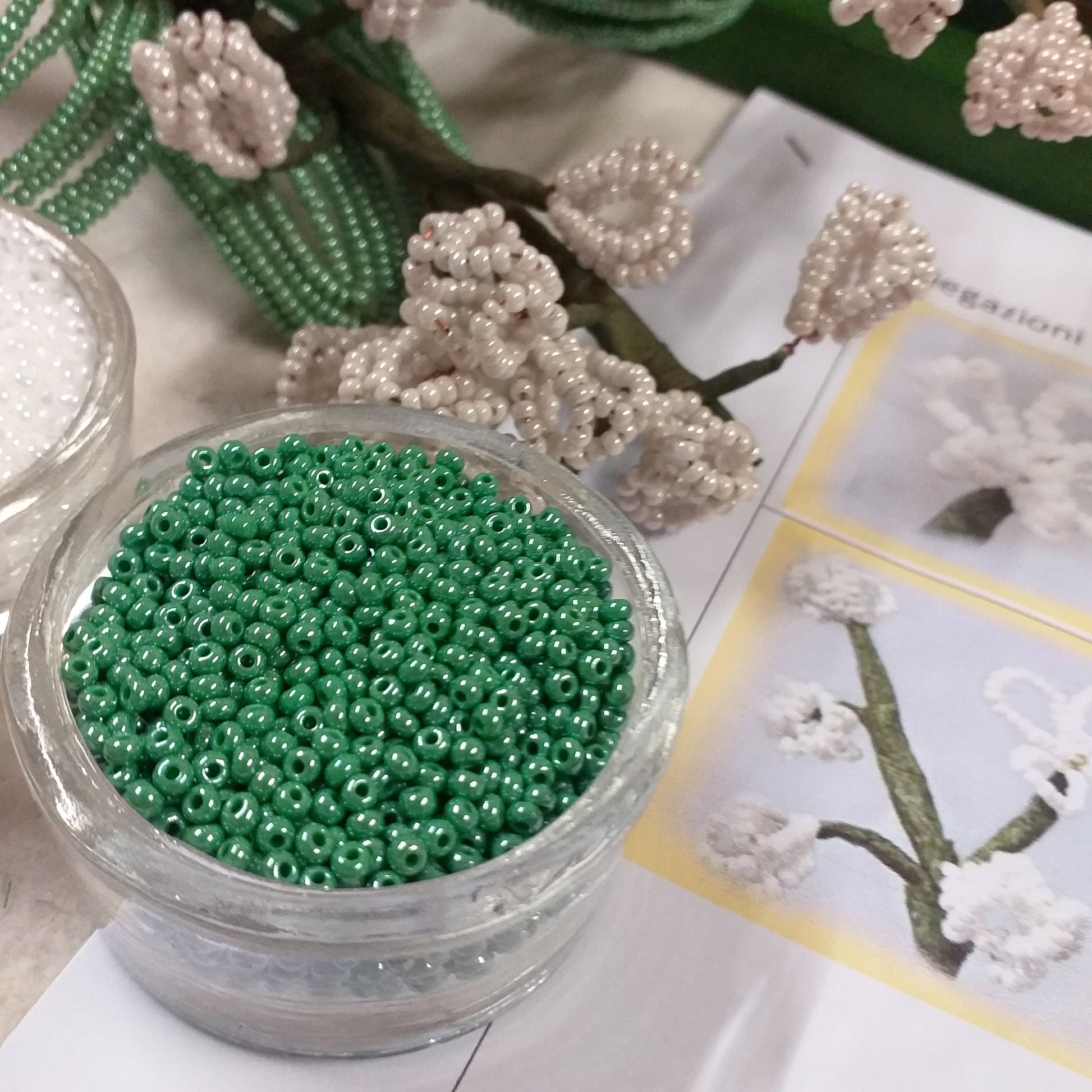 primo piano kit materiali occorrente foto tutorial spiegazioni creare mughetti perline fiori campanelle bianchi per bomboniere matrimonio bouquet sposa centrotavola rocailles beads conteria bianco