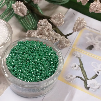 primo piano kit materiali occorrente foto tutorial spiegazioni creare mughetti perline fiori campanelle bianchi per bomboniere matrimonio bouquet sposa centrotavola rocailles beads conteria bianco