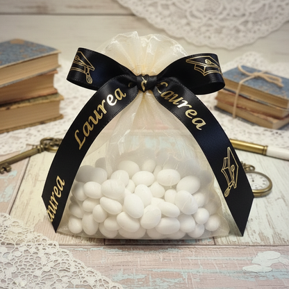 come confezionare sacchetto di confetti bomboniera con nastro stampato nero laurea