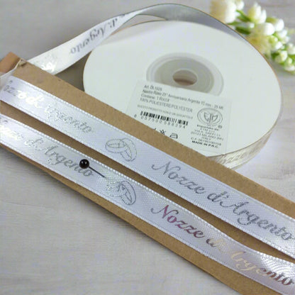 stampato fedi simboli nozze argento fondo bianco scritta argentata nastro anniversario matrimonio 25 anni venticinquesimo per confezioni bomboniere fai da te o packaging allestimento