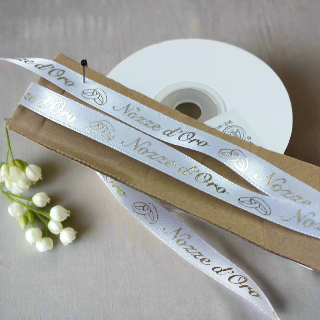 stampato fedi simboli nozze d'oro fondo bianco scritta dorata nastro anniversario matrimonio 50 anni cinquantesimo per confezioni bomboniere fai da te o packaging allestimento