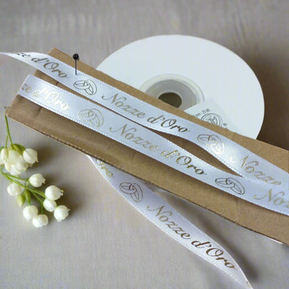 stampato fedi simboli nozze d'oro fondo bianco scritta dorata nastro anniversario matrimonio 50 anni cinquantesimo per confezioni bomboniere fai da te o packaging allestimento
